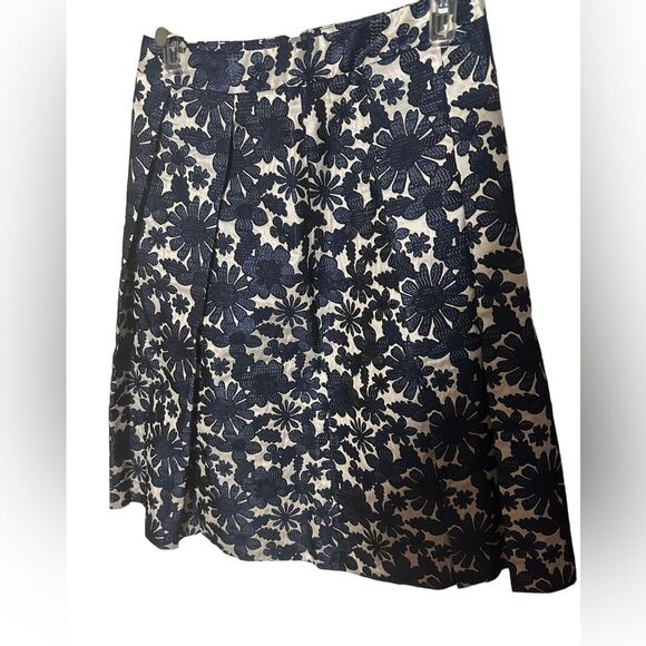 Liu Jo NWT floral skirt. Italian size 40. Blue and off white in color. size 4 - Picture 4 of 6